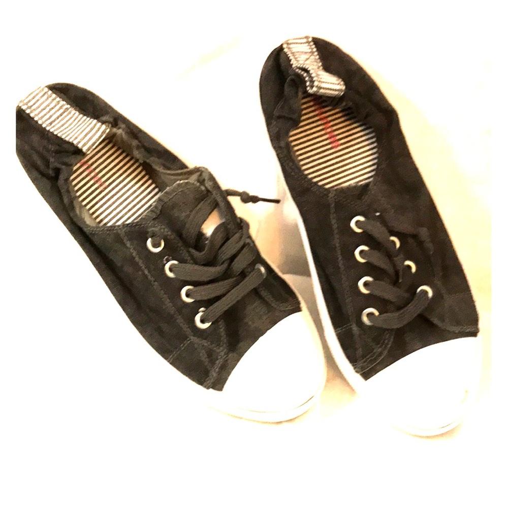 Cute fun elastic snap back sneakers 7.5
